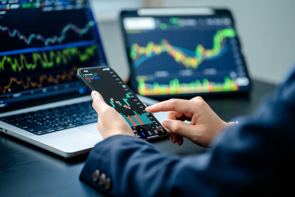 Kripto Piyasasında Hareketlilik: Bitcoin 100.000 Dolar Eşiğinde, XRP Rekor Kırıyor